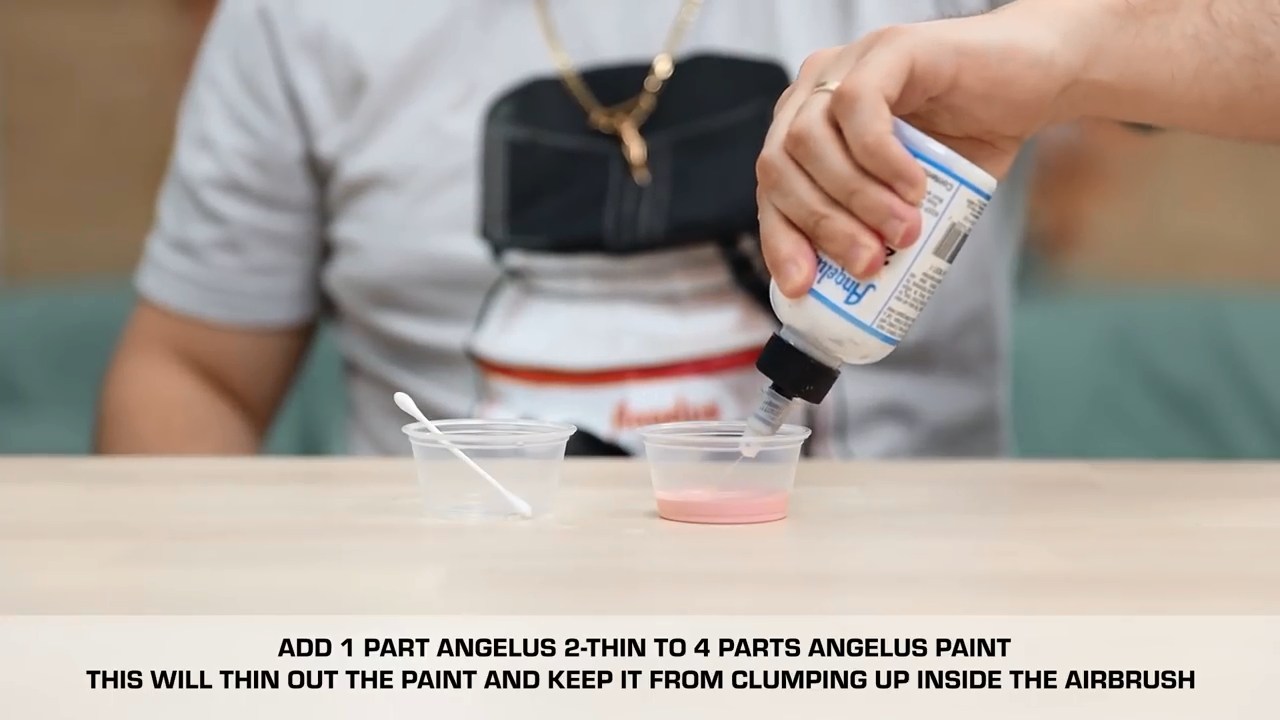 Cho dung dịch Angelus 2-thin vào để làm loãng màu